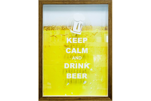 Quadro Porta Tampa em Madeira Keep Calm And Drink Beer 27x37cm Amarelo - Kapos